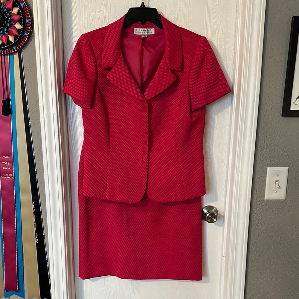 Le Suit Pink Knee-Length Pencil Skirt